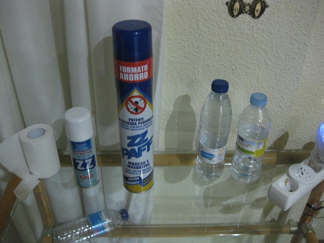 Dos
                  sprays de pesticida contra bichos