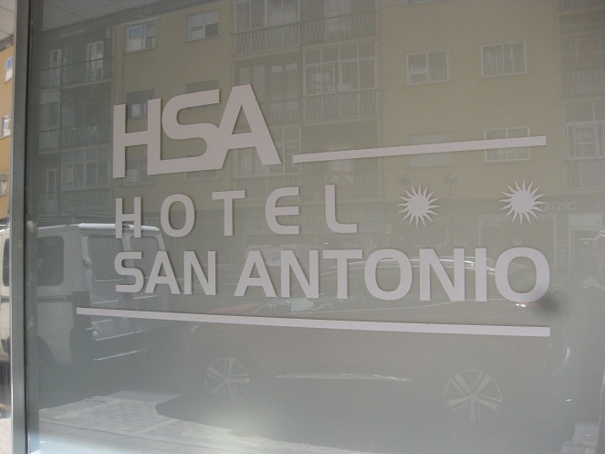 El
                hotel "San Antonio", la escritura (la mancha
                negra es una falta en la c�mara)