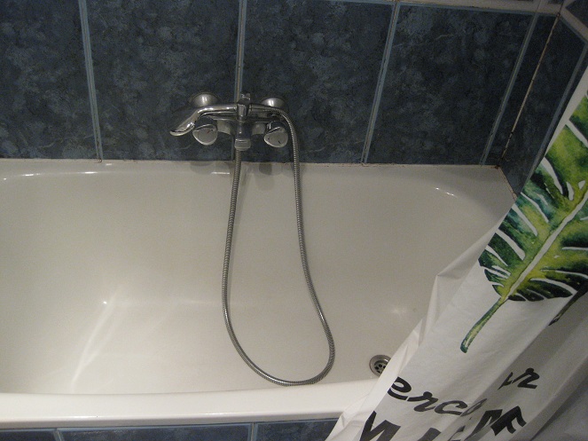 Hotel "San Antonio" cuarto
                  203: ba�o y ducha