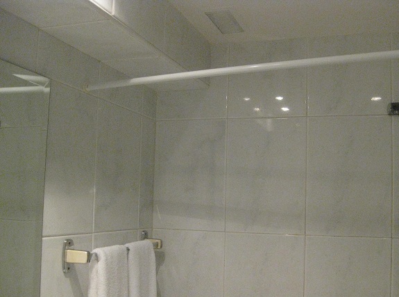 Hotel "San Antonio": El techo del ba�o
                  con la reja del conducto de aire: parece FALSO