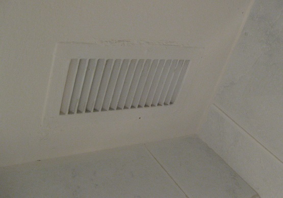 Hotel "San Antonio": El
                  techo del ba�o con la reja del conducto de aire:
                  parece FALSO, vista de cerca