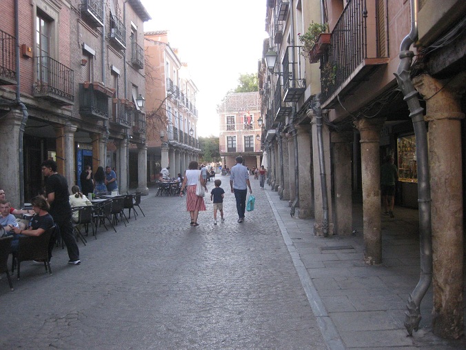Alcal�
                  de Henares cerca de Madrid, en el centro, la calle
                  principal "Calle Mayor", todas casas est�n
                  rojas de ladrillo rojo