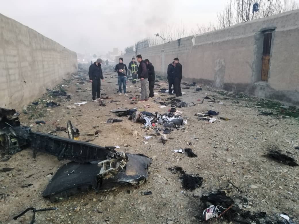 Foto 2: Teheran, ukrainische Boeing 737 vom
7.1.2020: Schwarze Trümmerteile zwischen Häusern,
die Häuser haben NICHT gebrannt Foto 2:
Teheran, ukrainische Boeing 737 vom 7.1.2020:
Schwarze Trümmerteile zwischen Häusern, die Häuser
haben NICHT gebrannt