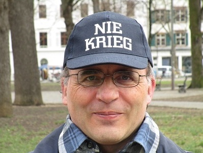 Michael Palomino with cap
"NEVER WAR" ("NIE
KRIEG") Michael Palomino with
cap "NEVER WAR" ("NIE
KRIEG")