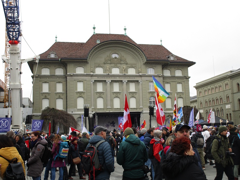 Friedensdemo auf dem Bundesplatz in
Bern 12.3.2023, die Bühne vor der
Nationalbank Friedensdemo auf dem
Bundesplatz in Bern 12.3.2023, die Bühne vor
der Nationalbank