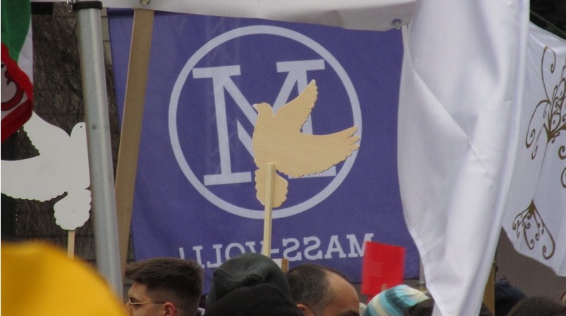 Flag of MassVoll with 2 wooden
peace doves, zoom 02 Flag of
MassVoll with 2 wooden peace doves,
zoom 02