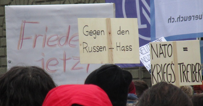 Transparent "Friede jetzt"
+ Transparent "Gegen den
Russen-Hass" + Transparent
"NATO=KRIEGSTREIBER" Transparent "Friede jetzt" +
Transparent "Gegen den
Russen-Hass" + Transparent
"NATO=KRIEGSTREIBER"