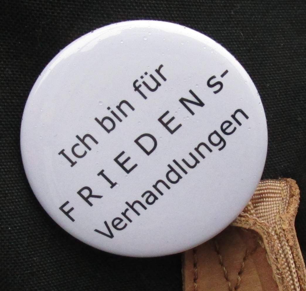 Sticker with the opinion:
"I am for peace
negotiations" (orig. German:
"Ich bin für
FRIEDENsverhandlungen" Sticker with the opinion: "I
am for peace negotiations" (orig.
German: "Ich bin für
FRIEDENsverhandlungen"