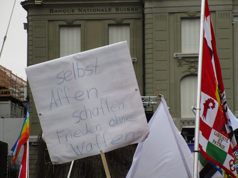 Plakat: "Selbst Affen schaffen
Frieden ohne Waffen" Plakat:
"Selbst Affen schaffen Frieden ohne
Waffen"