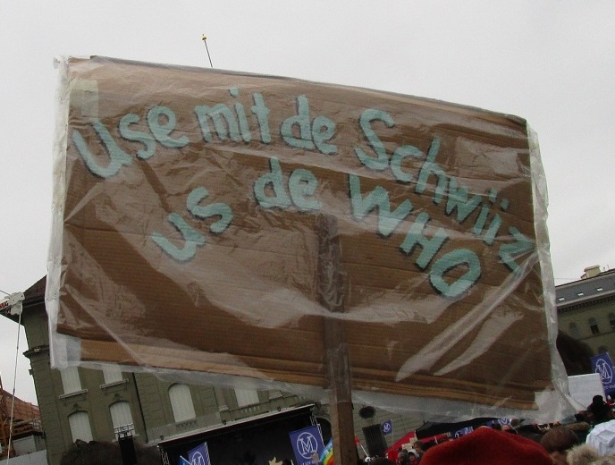 Plakat: "Schweiz raus aus der
WHO" ("Use mit de Schwiiz us de
WHO") Plakat: "Schweiz raus
aus der WHO" ("Use mit de Schwiiz
us de WHO")