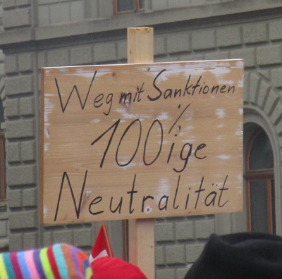 Plakat: "Weg mit den Sanktionen!
100%ige Neutralität!" Plakat:
"Weg mit den Sanktionen! 100%ige
Neutralität!"