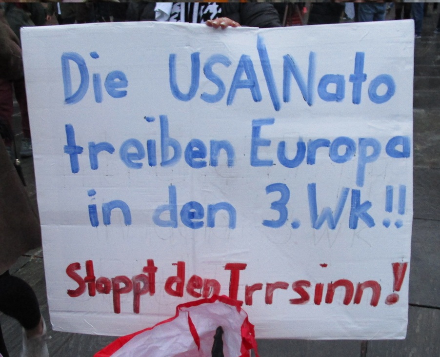 Plakat: "Die USA\Nato treiben
Europa in den 3. Wk!! Stoppt den
Irrsinn!" Plakat: "Die
USA\Nato treiben Europa in den 3. Wk!!
Stoppt den Irrsinn!"