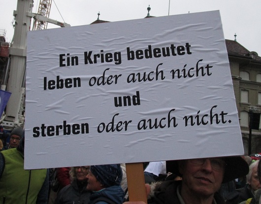 Plakat: Krieg ist ein Lottospiel und
bedeutet Leben oder Sterben: "Ein Krieg
bedeutet leben oder auch nicht - und sterbe
noder auch nicht." Plakat: Krieg
ist ein Lottospiel und bedeutet Leben oder
Sterben: "Ein Krieg bedeutet leben oder
auch nicht - und sterbe noder auch
nicht."