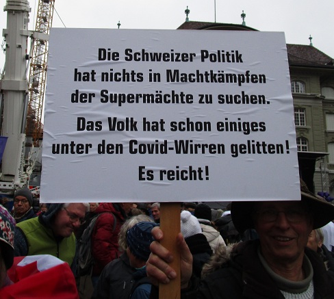 Plakat: "Das Volk hat unter den
Coronawirren genug gelitten" Plakat: "Das Volk hat unter den
Coronawirren genug gelitten"