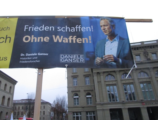 Die Leitlinie von Historiker Ganser:
"Frieden schaffen ohne Waffen" Die Leitlinie von Historiker Ganser:
"Frieden schaffen ohne Waffen"