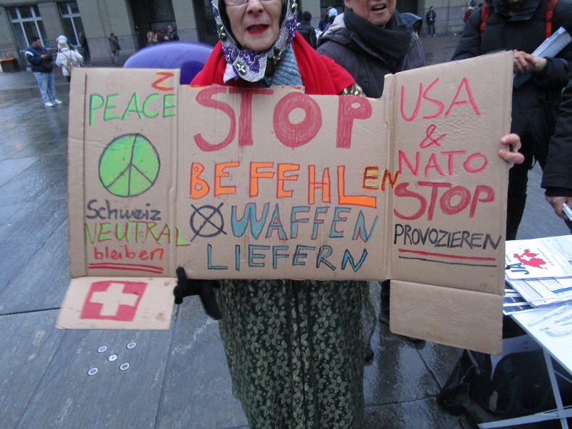Plakat: Die Schweiz soll neutral
bleiben Plakat: Die Schweiz soll
neutral bleiben
