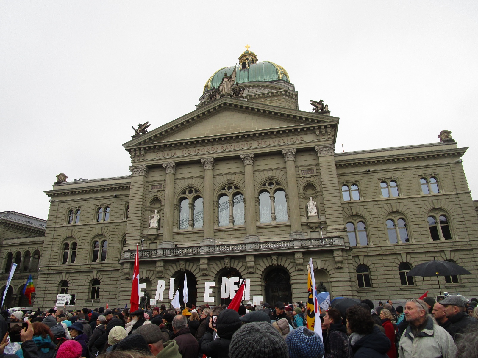 Die Forderung nach FRIEDEN vor dem
Bundeshaus Die Forderung nach FRIEDEN
vor dem Bundeshaus