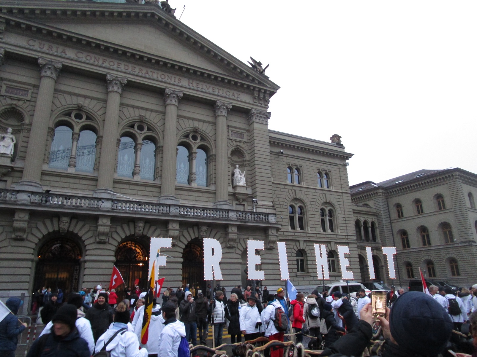 Die Forderung nach FREIHEIT vor dem
Bundeshaus Die Forderung nach FREIHEIT
vor dem Bundeshaus