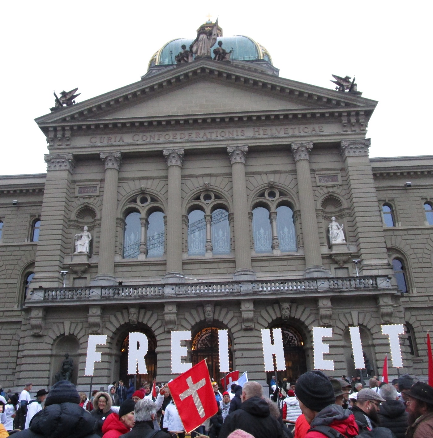 Die Forderung nach FREIHEIT vor dem
Bundeshaus frontal Die Forderung nach
FREIHEIT vor dem Bundeshaus frontal