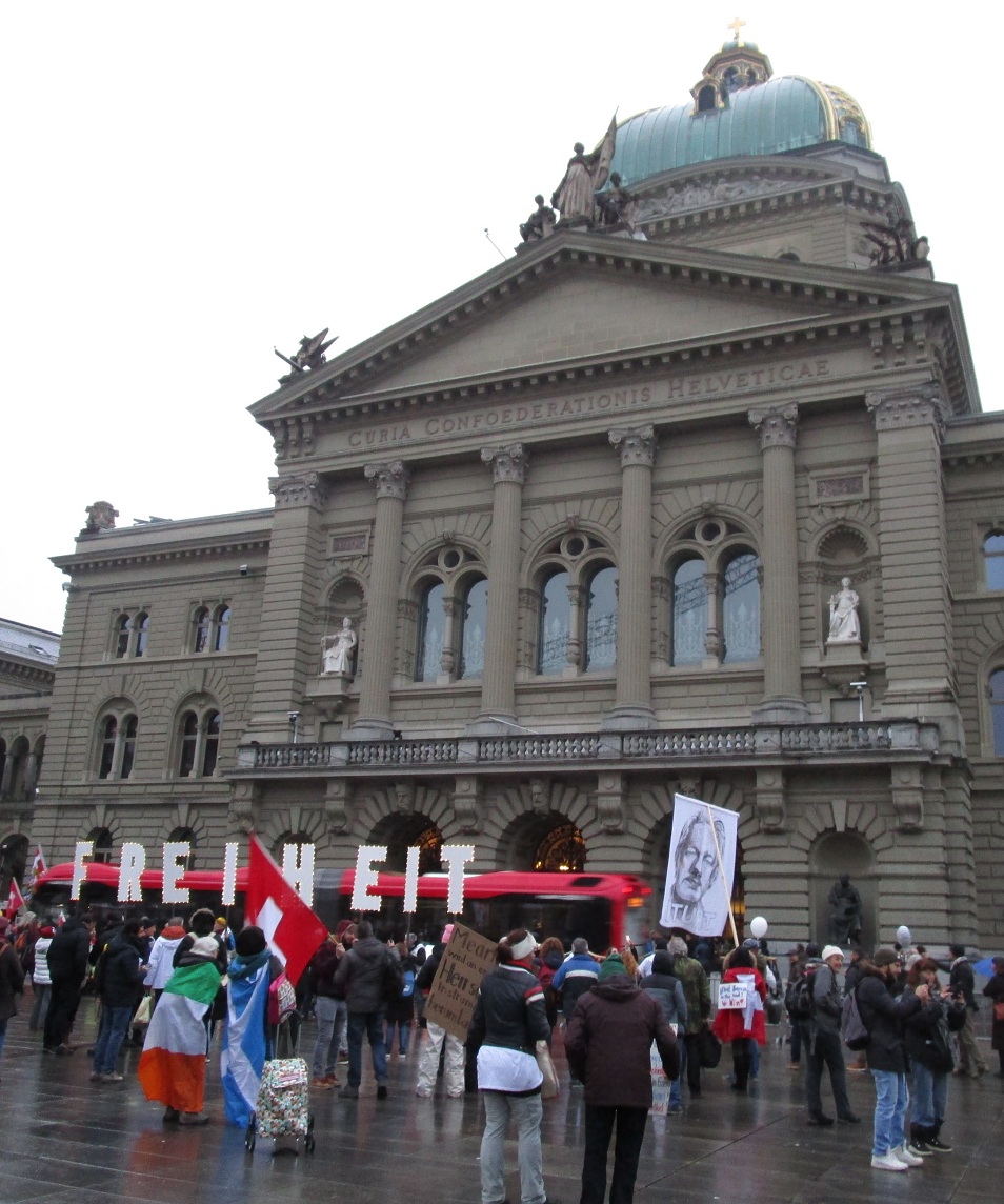 Die Forderung nach FREIHEIT vor dem
Bundeshaus mit Assange daneben Die
Forderung nach FREIHEIT vor dem Bundeshaus
mit Assange daneben