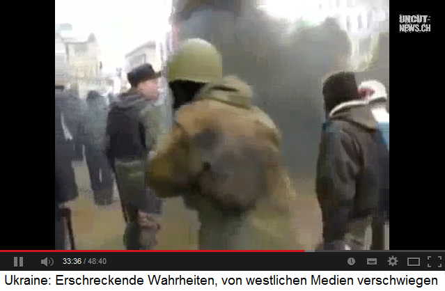 Demonstration in
                      Kiew, die Polizeimiliz stoppt den
                      Rauchpetardentrger