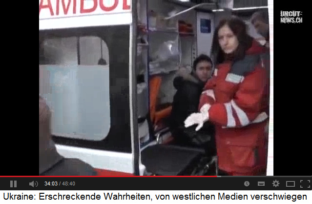 Demonstration in Kiew, Ambulanzschwester im
                      Ambulanzauto mit einem Patient
