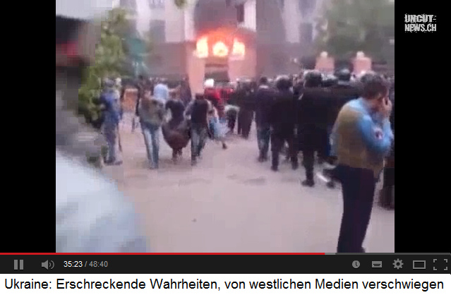 Demonstration in
                      Kiew, ein Haus brennt und ein Schwerverletzter
                      wird weggetragen