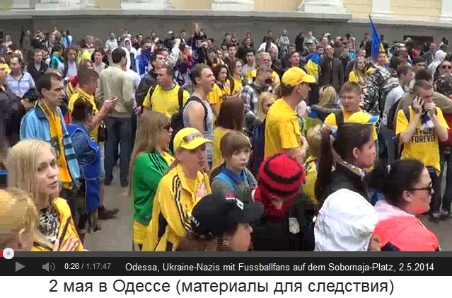 Sobornaja-Platz in
Odessa am 2. Mai 2014, singende Fussballfans Sobornaja-Platz in Odessa am 2. Mai 2014,
singende Fussballfans