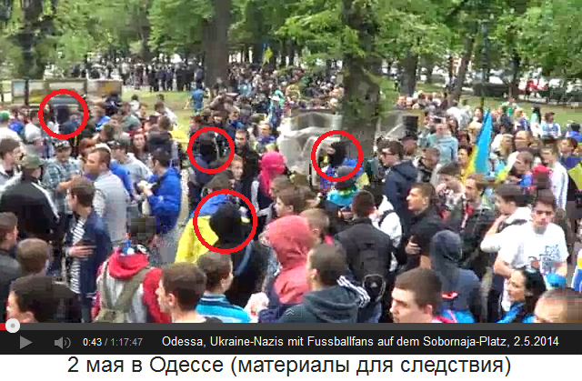 Sobornaja-Platz in Odessa am 2. Mai 2014,
Fussballfans mit Nazis mit Sturmmütze Sobornaja-Platz in Odessa am 2. Mai 2014,
Fussballfans mit Nazis mit Sturmmütze