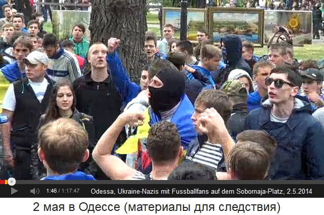 Sobornaja-Platz in Odessa am
2. Mai 2014, Aufhetzung mit Nazi-Führer 05 und
Fans machen Fäuste 01 Sobornaja-Platz in Odessa am 2. Mai 2014,
Aufhetzung mit Nazi-Führer 05 und Fans machen
Fäuste 01