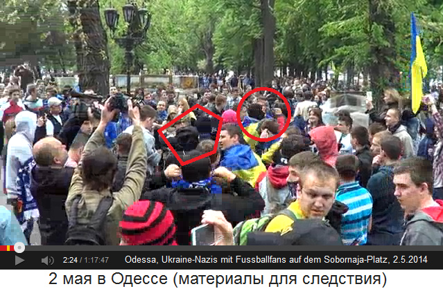 Sobornaja-Platz in
Odessa am 2. Mai 2014, singende und springende
Fussballfans, aber die Nazis springen nicht Sobornaja-Platz in Odessa am 2. Mai 2014,
singende und springende Fussballfans, aber die
Nazis springen nicht