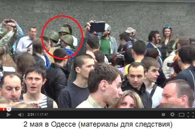 Sobornaja-Platz in Odessa am 2.
Mai 2014, singende Fussballfans und
Nazi-Paramilitärs mit Helm 02 Sobornaja-Platz in Odessa am 2. Mai 2014,
singende Fussballfans und Nazi-Paramilitärs mit
Helm 02