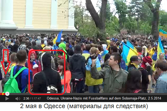 Sobornaja-Platz in Odessa
am 2. Mai 2014, singende Fussballfans und Nazis
mit Kapuzenjacke und Rucksack Sobornaja-Platz in Odessa am 2. Mai 2014,
singende Fussballfans und Nazis mit Kapuzenjacke
und Rucksack