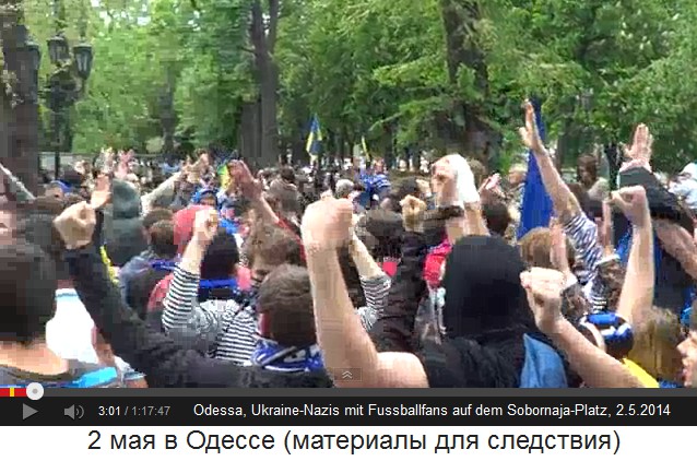 Sobornaja-Platz in
Odessa am 2. Mai 2014, singende Fussballfans und
Nazis mit Sturmmützen und Kapuzenjacken Sobornaja-Platz in Odessa am 2. Mai 2014,
singende Fussballfans und Nazis mit Sturmmützen
und Kapuzenjacken