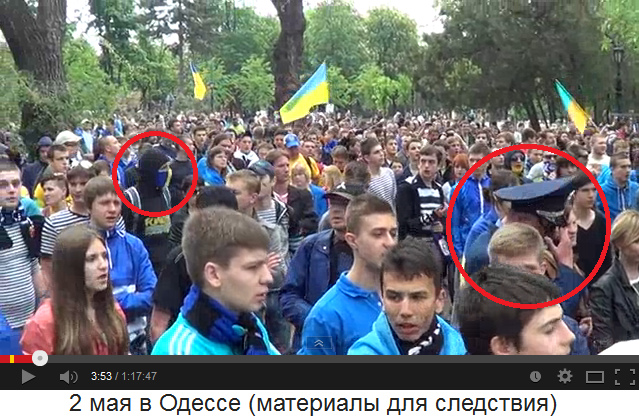 Sobornaja-Platz in
Odessa am 2. Mai 2014, die Nazis singen und
grölen und es steht da genau 1 Polizist Sobornaja-Platz in Odessa am 2. Mai 2014,
die Nazis singen und grölen und es steht da
genau 1 Polizist