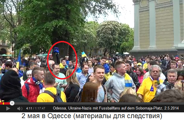 Sobornaja-Platz in Odessa am 2. Mai 2014,
der Nazi-Führer und sein Hitlergruss mit dem
Fussballschal in der Hand Sobornaja-Platz in Odessa am 2. Mai 2014,
der Nazi-Führer und sein Hitlergruss mit dem
Fussballschal in der Hand