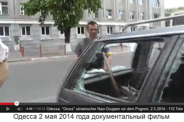 Ein
ukrainischer Nazi-Gruss ist dieses fast
komplett eingeschlagene Auto 02 Ein
ukrainischer Nazi-Gruss ist dieses fast
komplett eingeschlagene Auto 02