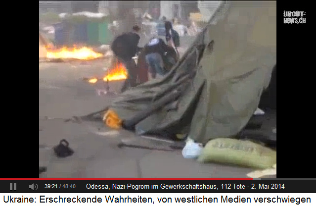 Pogrom von Odessa vom 2.5.2014
vor dem Gewerkschaftshaus: Der rechte Block
verbrennt die Zelte und Materialien Pogrom
von Odessa vom 2.5.2014 vor dem Gewerkschaftshaus:
Der rechte Block verbrennt die Zelte und
Materialien
