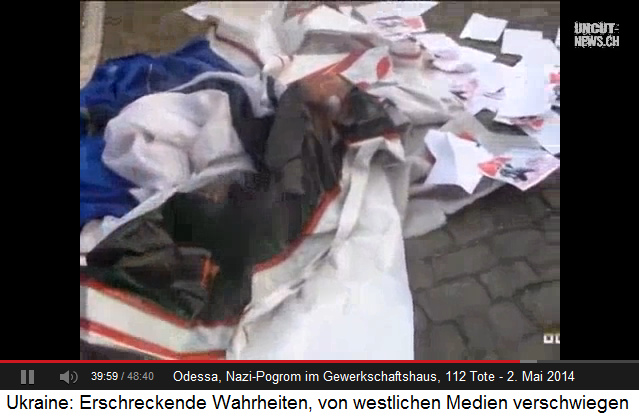 Pogrom von Odessa vom 2.5.2014
vor dem Gewerkschaftshaus: Der rechte Block
verbrennt die Zelte und Materialien Pogrom
von Odessa vom 2.5.2014 vor dem Gewerkschaftshaus:
Der rechte Block verbrennt die Zelte und
Materialien