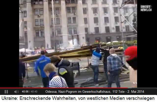 Pogrom in
Odessa, vom 2.5.2014: Der Rechte Block reisst beim
Gewerkschaftshaus die Bühne ab 02 Pogrom in
Odessa, vom 2.5.2014: Der Rechte Block reisst beim
Gewerkschaftshaus die Bühne ab 02