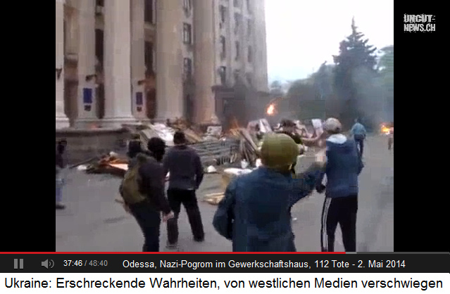 Pogrom von Odessa vom 2.5.2014 vor
dem Gewerkschaftshaus: Es werden Molotow-Cocktails
ins Gewerkschaftsgebäude geworfen Pogrom
von Odessa vom 2.5.2014 vor dem Gewerkschaftshaus:
Es werden Molotow-Cocktails ins Gewerkschaftsgebäude
geworfen