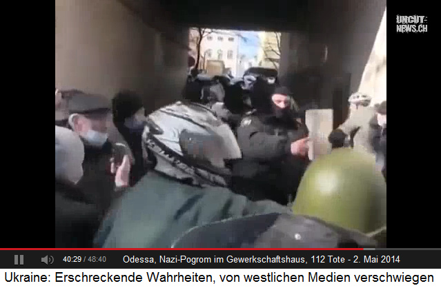 Pogrom von Odessa vom 2.5.2014 vor
dem Gewerkschaftshaus: Ein Schlägertyp vom Rechten
Block sperrt den Durchgang Pogrom
von Odessa vom 2.5.2014 vor dem Gewerkschaftshaus:
Ein Schlägertyp vom Rechten Block sperrt den
Durchgang