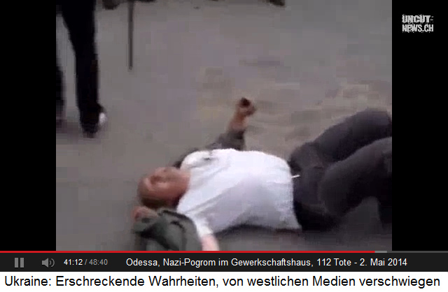 Pogrom von Odessa
vom 2.5.2014 vor dem Gewerkschaftshaus: Ein Opfer
wird auf der Strasse liegenlassen, das sich krümmt
vor Schmerz Pogrom
von Odessa vom 2.5.2014 vor dem Gewerkschaftshaus:
Ein Opfer wird auf der Strasse liegenlassen, das
sich krümmt vor Schmerz