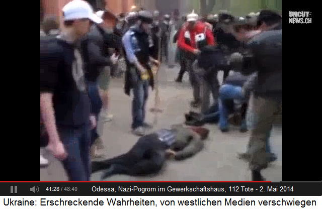 Pogrom von
Odessa vom 2.5.2014 vor dem Gewerkschaftshaus: Ein
weiteres Opfer liegt am Boden Pogrom
von Odessa vom 2.5.2014 vor dem Gewerkschaftshaus:
Ein weiteres Opfer liegt am Boden