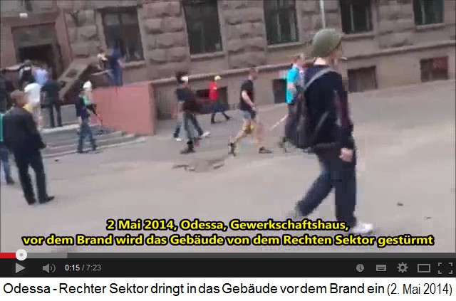 Die Nazi-Gruppe des
Rechten Blocks vor dem Seiteneingang Die
Nazi-Gruppe des Rechten Blocks vor dem
Seiteneingang