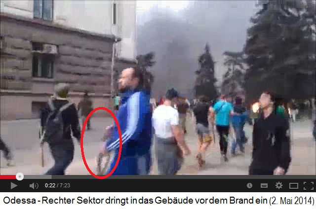 Ein Nazi des Rechten Block hat grosse
Ketten dabei Ein
Nazi des Rechten Block hat grosse Ketten dabei