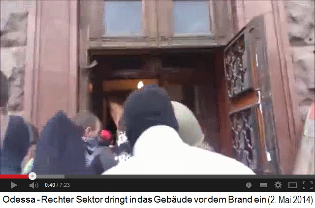 Die ukrainischen Nazis
des Rechten Blocks passieren den aufgebrochenen
Seiteneingang des Gewerkschaftshaus Die
ukrainischen Nazis des Rechten Blocks passieren
den aufgebrochenen Seiteneingang des
Gewerkschaftshaus