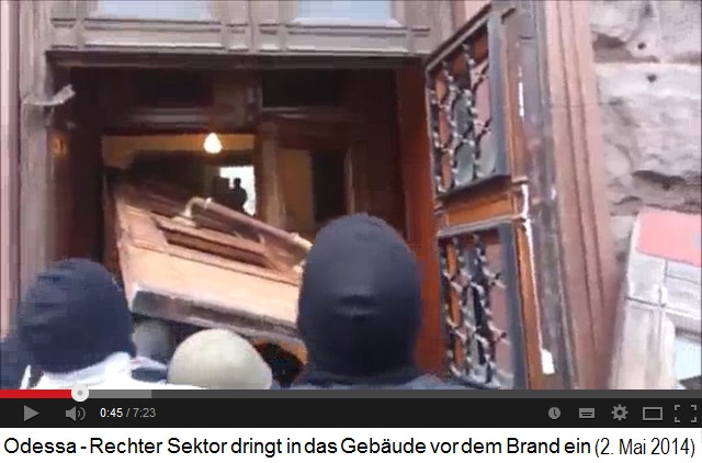 Die ukrainischen
Nazis des Rechten Blocks passieren den
aufgebrochenen Seiteneingang des
Gewerkschaftshaus 03 Die
ukrainischen Nazis des Rechten Blocks passieren
den aufgebrochenen Seiteneingang des
Gewerkschaftshaus 03