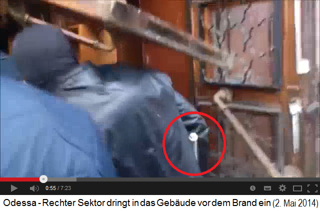 Die ukrainischen
Nazis des Rechten Blocks passieren den
aufgebrochenen Seiteneingang des
Gewerkschaftshaus 05 Die
ukrainischen Nazis des Rechten Blocks passieren
den aufgebrochenen Seiteneingang des
Gewerkschaftshaus 05