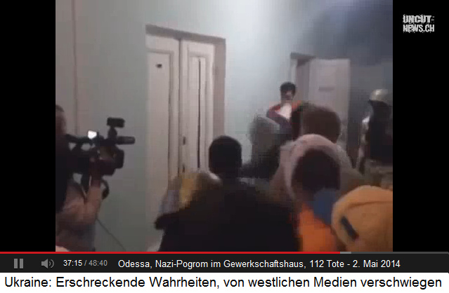 Pogrom von
Odessa vom 2.5.2014 vor dem Gewerkschaftshaus:
Schlägernazis treten auf eine verschlossene Tür ein
und das Fernsehen schaut zu 02 Pogrom
von Odessa vom 2.5.2014 vor dem Gewerkschaftshaus:
Schlägernazis treten auf eine verschlossene Tür ein
und das Fernsehen schaut zu 02